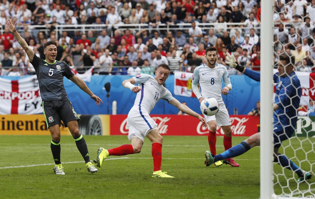 Jamie Vardy střílí gól do sítě Walesu