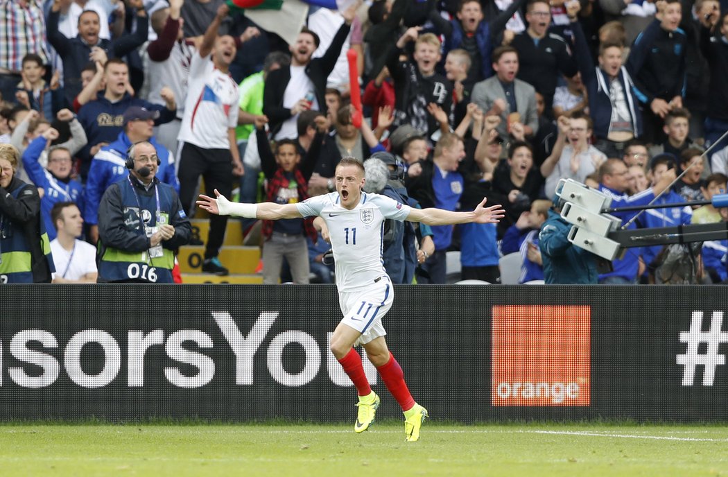 Jamie Vardy se raduje z gólu proti Walesu