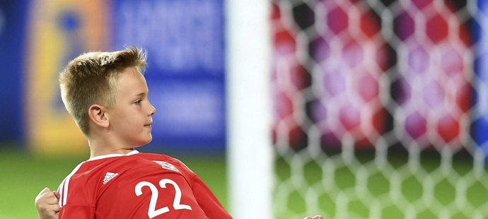 Syn velšského fotbalisty Davida Vaughana slaví postup do semifinále EURO přímo na hřišti