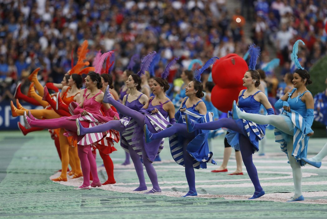 Tanečnice při zahajovacím ceremoniálu EURO 2016