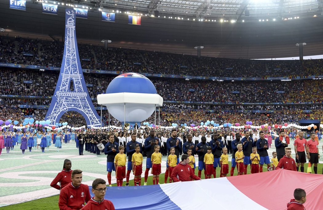 Konec ceremoniálu, kdy už se na trávníku objevili i fotbalisté