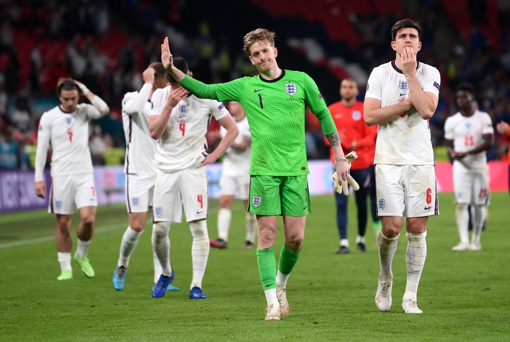 Smutní angličtí fotbalisté po finálové prohře na EURO