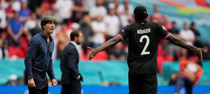 Německý trenér Joakim Löw a obránce Antonio Rüdiger