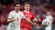 Dánský záložník Thomas Delaney a Rus Aleksandr Golovin