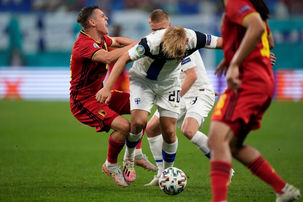 Fin Joel Pohjanpalo v souboji s Leandrem Trossardem z Belgie