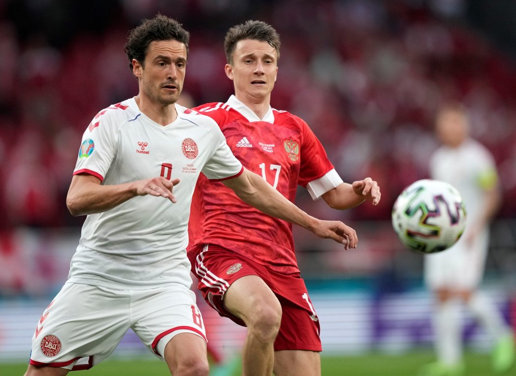 Dánský záložník Thomas Delaney a Rus Aleksandr Golovin