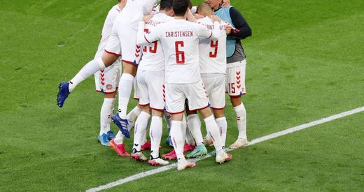 Dánové slaví gól proti Walesu Dánové slaví gól proti Walesu