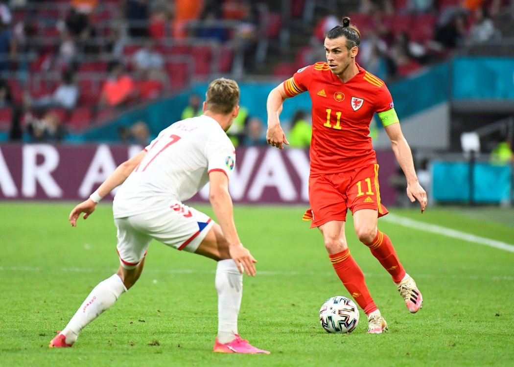 Gareth Bale v zápase s Dánskem