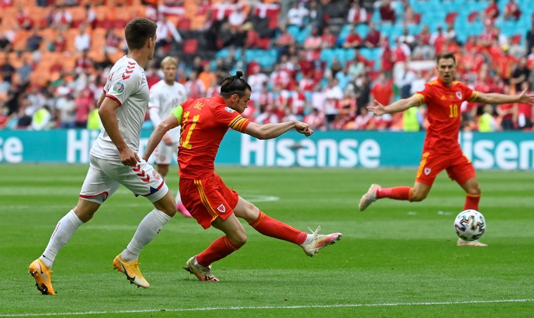 Gareth Bale pálí v utkání s Dánskem