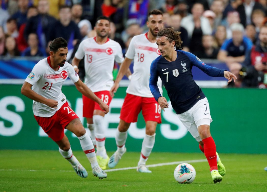 Antoine Griezmann se snaží obehrát Irfan Cana Kahveciho v kvalifikačním zápase o EURO 2020