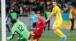 Cristiano Ronaldo se snaží překonat ukrajinského brankáře Andrije Pjatova