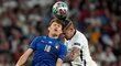 Ostrý hlavičkový souboj mezi italským Nicolo Barellou a Kalvinem Phillipsem v rámci finále EURO 2021 ve Wembley