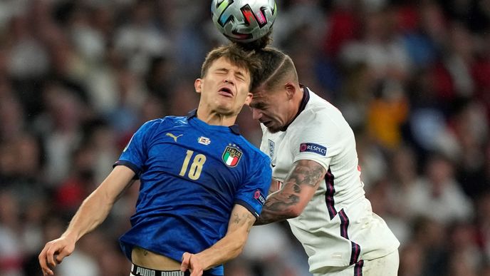 Ostrý hlavičkový souboj mezi italským Nicolo Barellou a Kalvinem Phillipsem v rámci finále EURO 2021 ve Wembley	