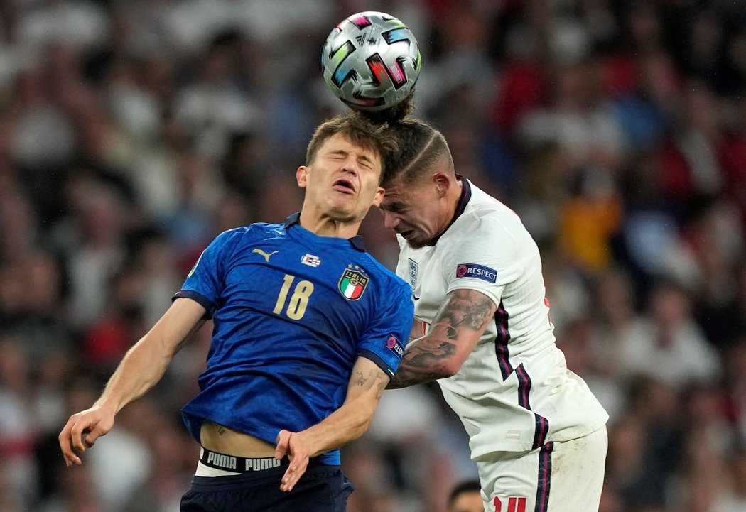 Ostrý hlavičkový souboj mezi italským Nicolo Barellou a Kalvinem Phillipsem v rámci finále EURO 2021 ve Wembley