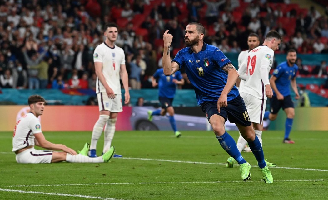 Vyrovnáno! Italský stoper Leonardo Bonucci slaví svou trefu do sítě Anglie na 1:1 ve finále EURO 2021 ve Wembley
