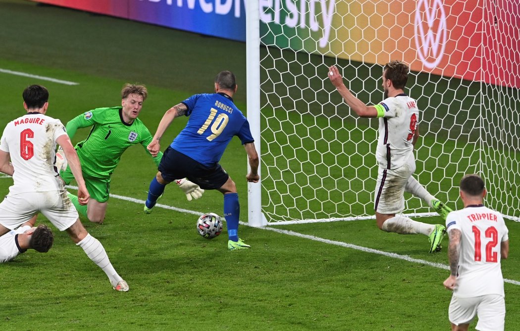 Italský stoper Leonardo Bonucci právě střílí gól na 1:1 do sítě Anglie ve finále EURO 2021