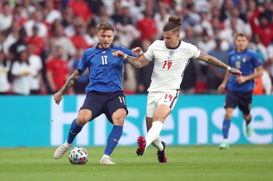 Italský útočník Ciro Immobile (vlevo) se snaží odehrát balon přes anglického Kalvina Phillipse během finále EURO 2021 s Anglií ve Wembley