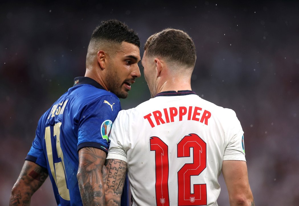 Italský bek Emerson Palmieri (vlevo) ve slovním střetu s anglickým obráncem Kieranem Trippierem ve finále EURO 2021 ve Wembley 