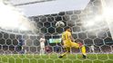 Míč se už ve druhé minutě dostal do Donnarummovy sítě, trefil se Luke Shaw Míč se už ve druhé minutě dostal do Donnarummovy sítě, trefil se Luke Shaw