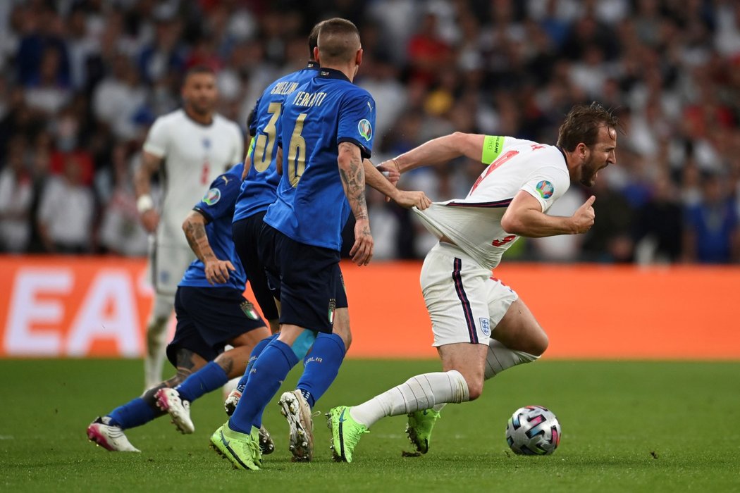 Anglický snajpr Harry Kane padá na zem po držení v podání italského beka Giorgia Chielliniho ve finále EURO 2021 ve Wembley
