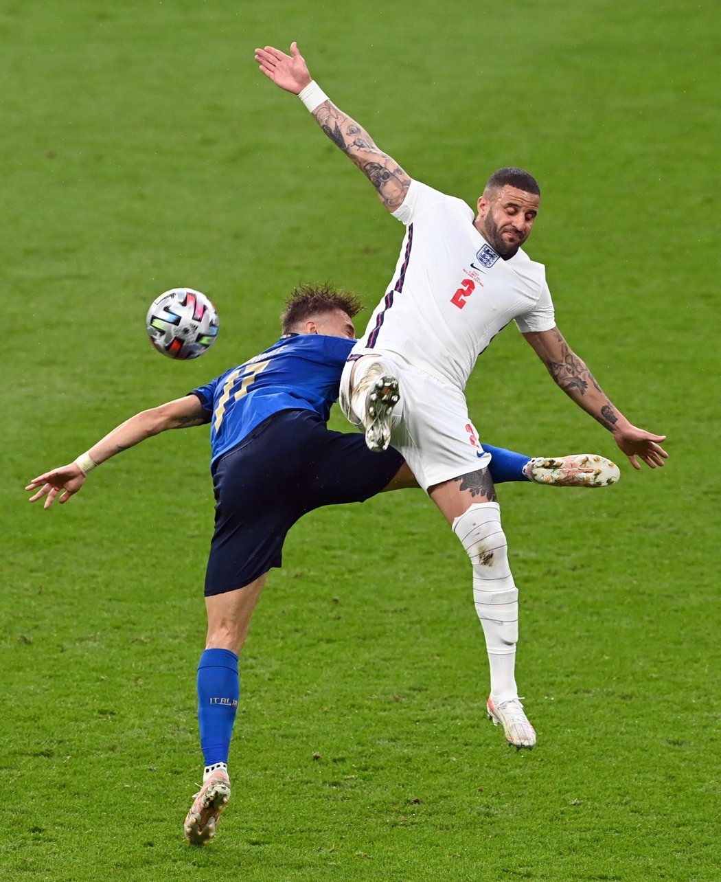Ostrý souboj ve vzduchu mezi italským útočníkem Cirem Immobilem (vlevo) a anglickým bekem Kylem Walkerem ve finále EURO 2021 ve Wembley