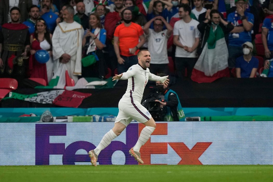 1:0! Anglický obránce Luke Shaw slaví ve druhé minutě úvodní trefu finále EURO 2021 do sítě Itálie 