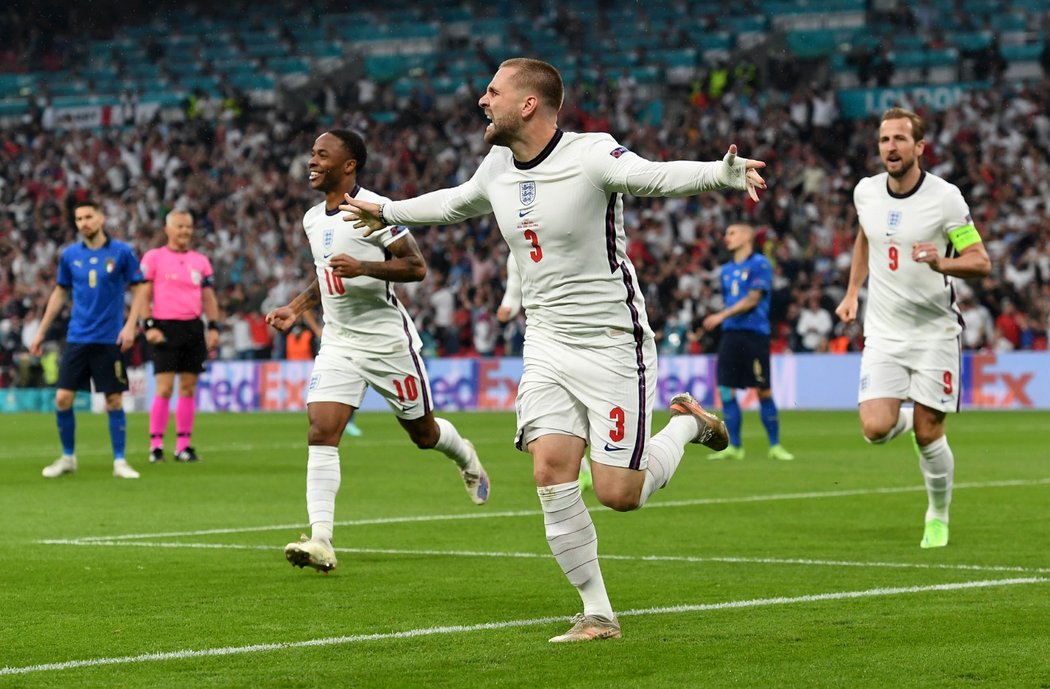 1:0! Anglický obránce Luke Shaw slaví ve druhé minutě úvodní trefu finále EURO 2021 do sítě Itálie