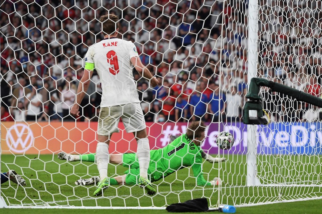 Anglický gólman Jordan Pickford pouští za svá záda balon z kopačky Leonarda Bonucciho a stav finále EURO 2021 je opět vyrovnaný