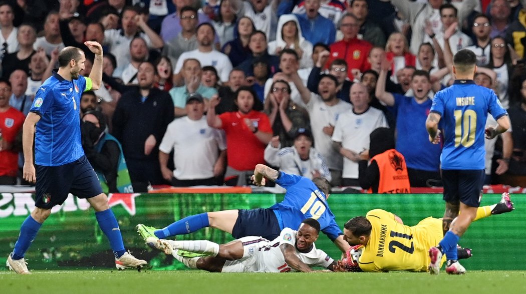 Penalta? Ne! Anglický křídelník Raheem Sterling padá po střetu s Leonardem Bonuccim v šestnáctce, ale pokutový kop se ve finále EURO 2021 kvůli této situaci nepíská