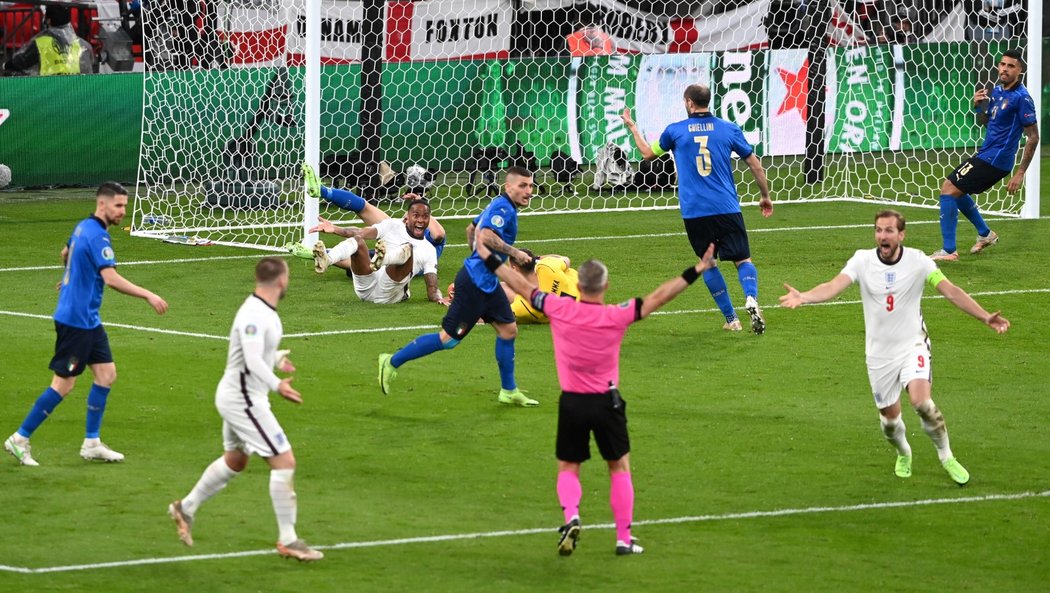 Anglický křídelník Raheem Sterling se marně snaží vymoci si penaltu po střetu v pokutovém území s Leonardem Bonuccim během finále EURO 2021