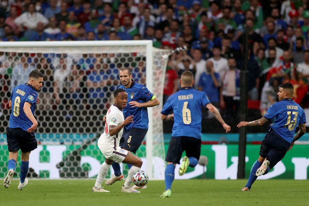 Anglický rychlonohý křídelník Raheem Sterling v obležení italských bránících hráčů ve finále EURO 2021 ve Wembley