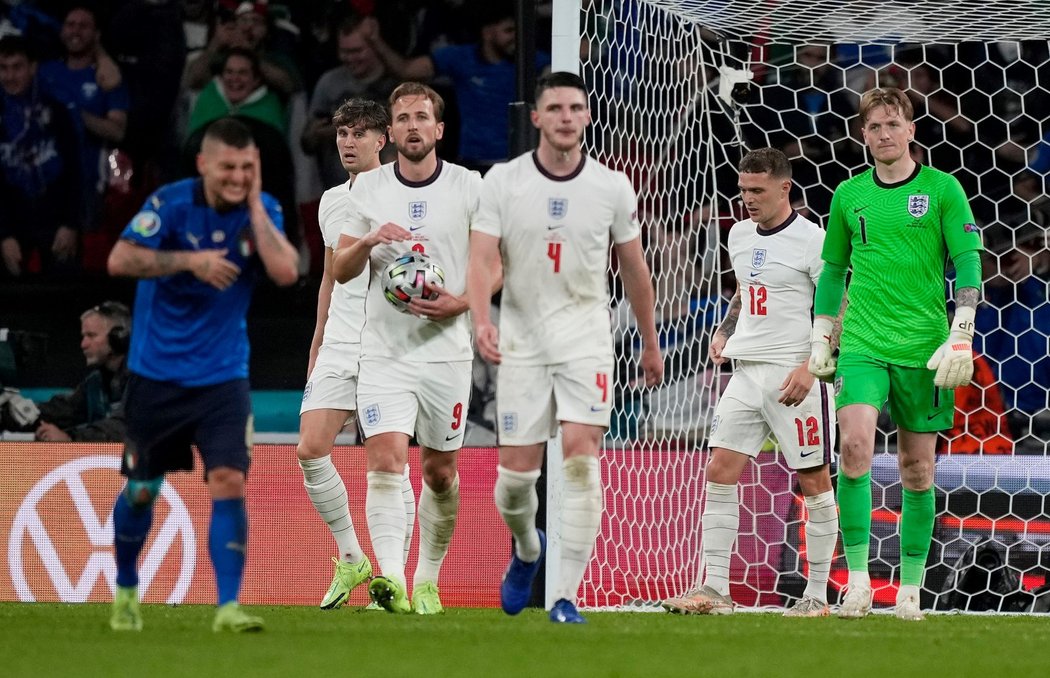 Zklamaní hráči Anglie po inkasované brance na 1:1 ve finále EURO 2021 s Itálií