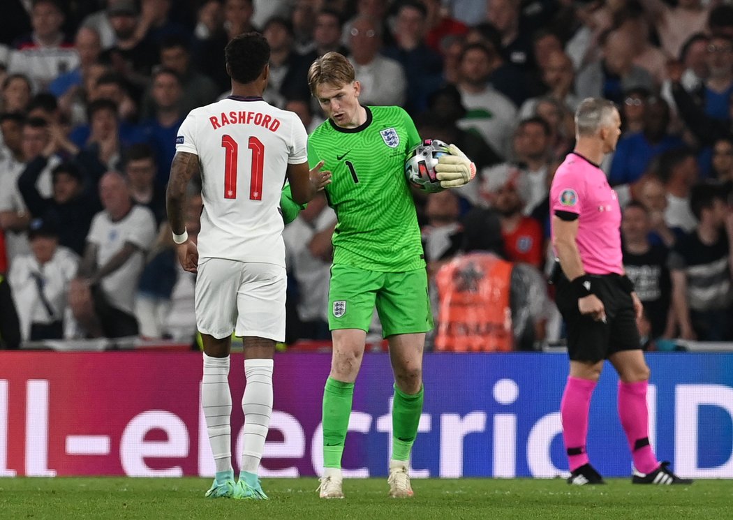 Brankář Jordan Pickford a nešťastný střelec Marcus Rashford při penaltovém rozstřelu finále