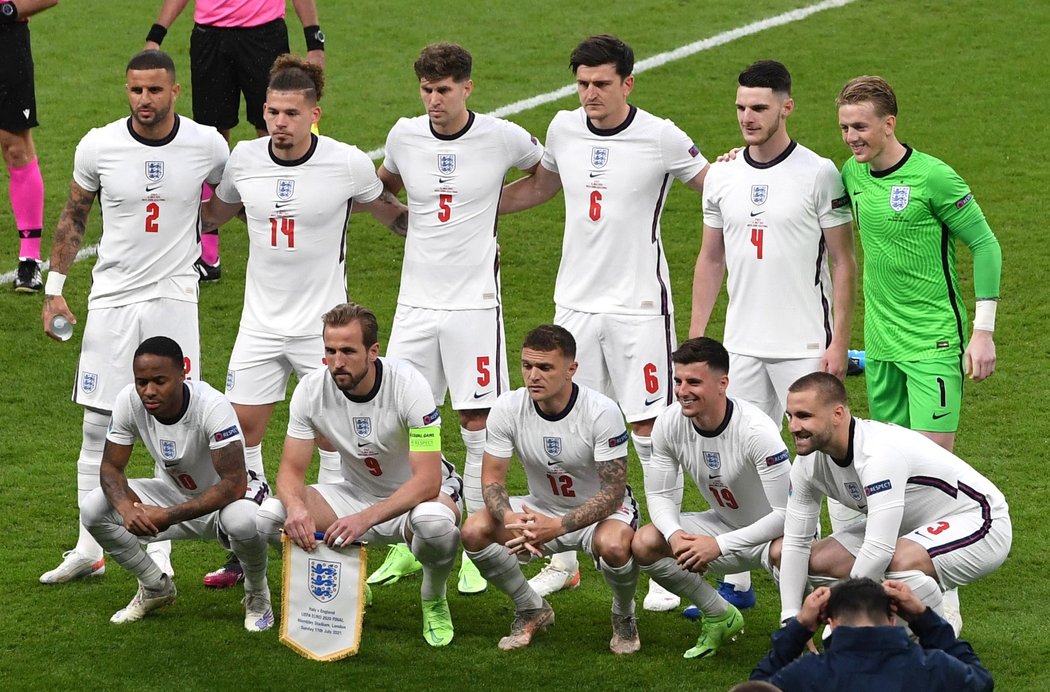 Základní jedenáctka Anglie před výkopem finále EURO 2021 s Itálií ve Wembley