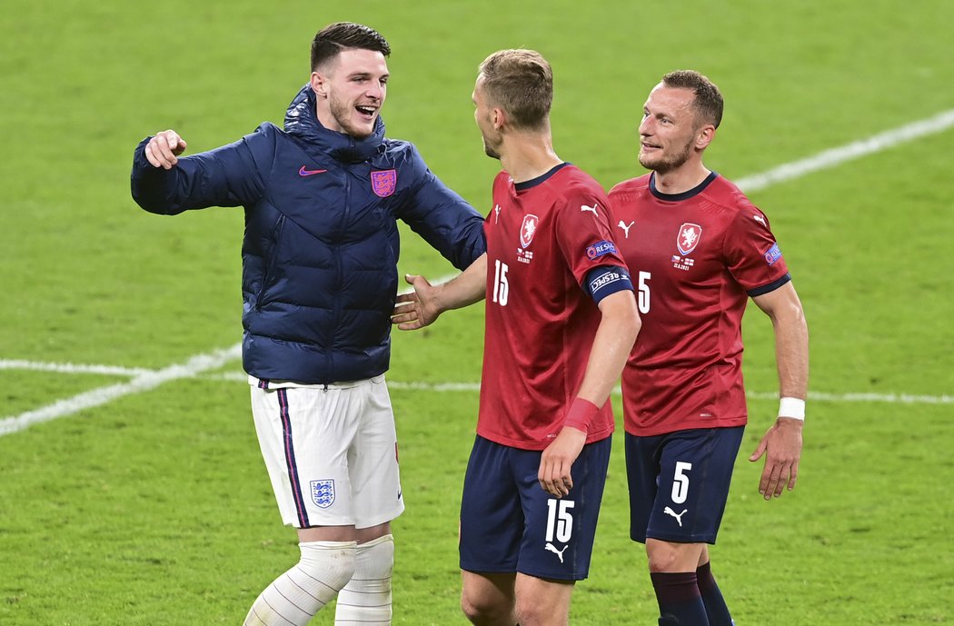 Declan Rice, Tomáš Souček a Vladimír Coufal se po zápase pozdravili