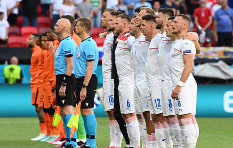 Čeští a nizozemští hráči nastoupení před zápasem