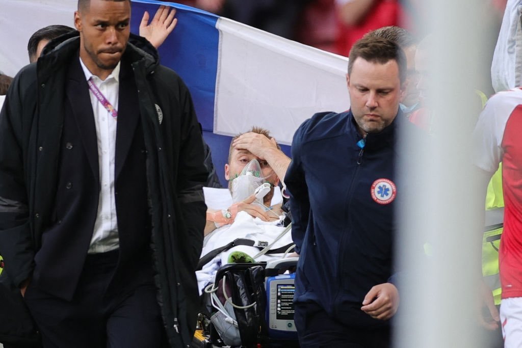 Christian Eriksen zkolaboval, medikům se podařilo přivést ho k vědomí. Ze stadionu byl okamžitě převezen do nemocnice. Později se podrobil operaci.