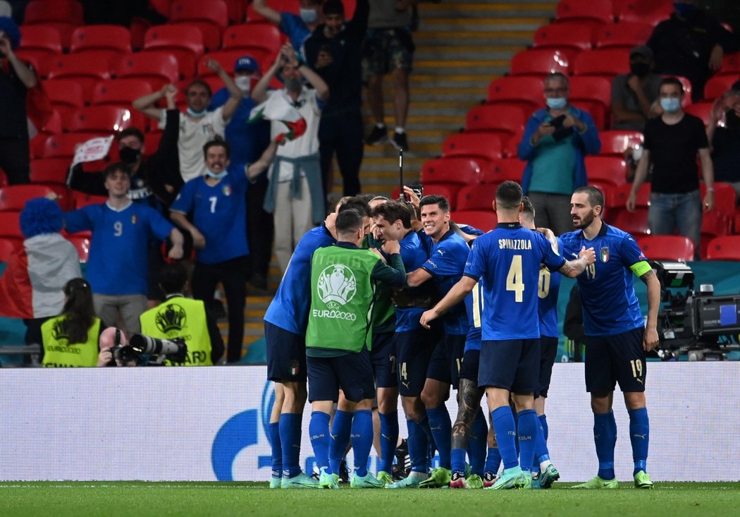 Italové slaví gól v prodloužení proti Rakousku