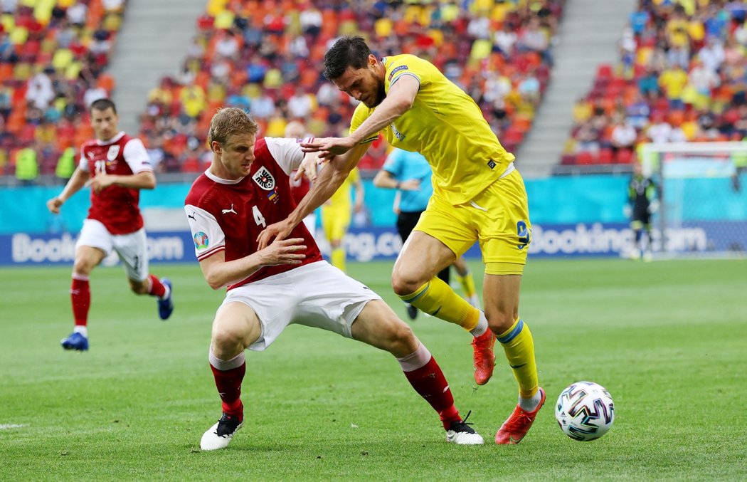 Martin Hinteregger se snaží vypíchnout míč útočníkovi Ukrajiny Romanu Jaremčukovi