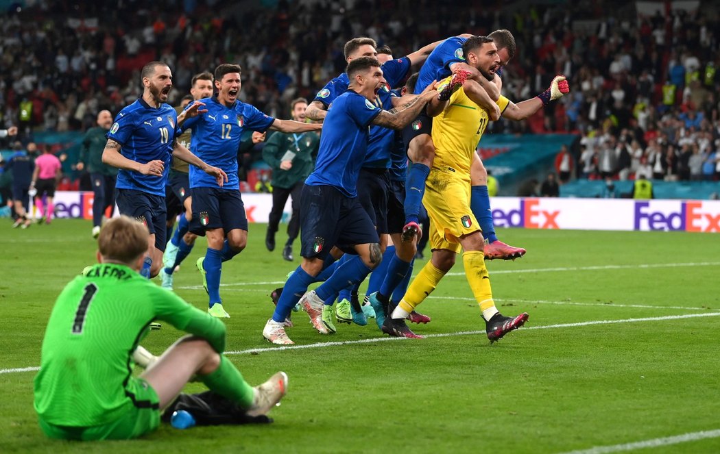 Italové po penaltovém rozstřelu slaví triumf na EURO 2021