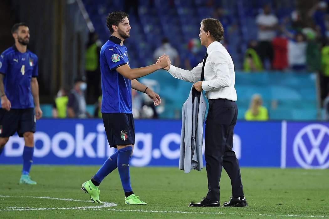 Manuel Locatelli si podává ruku s italským koučem Robertem Mancinim