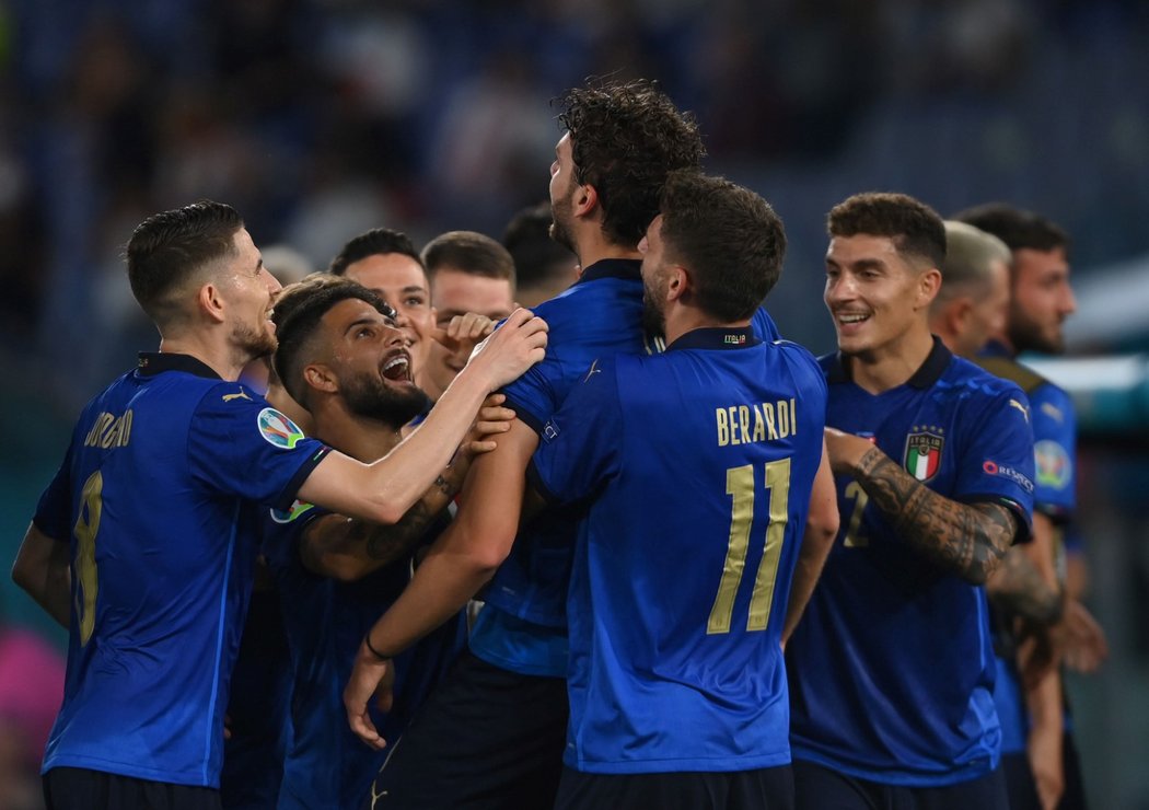 Italští fotbalisté se radují z gólu