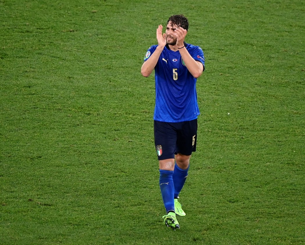 Italský reprezentant Manuel Locatelli tleská fanouškům