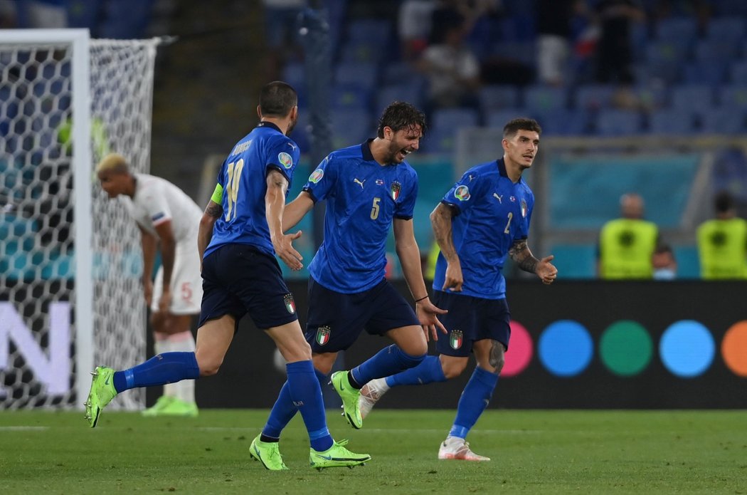 Italský záložník Manuel Locatelli se raduje se spoluhráči z gólu
