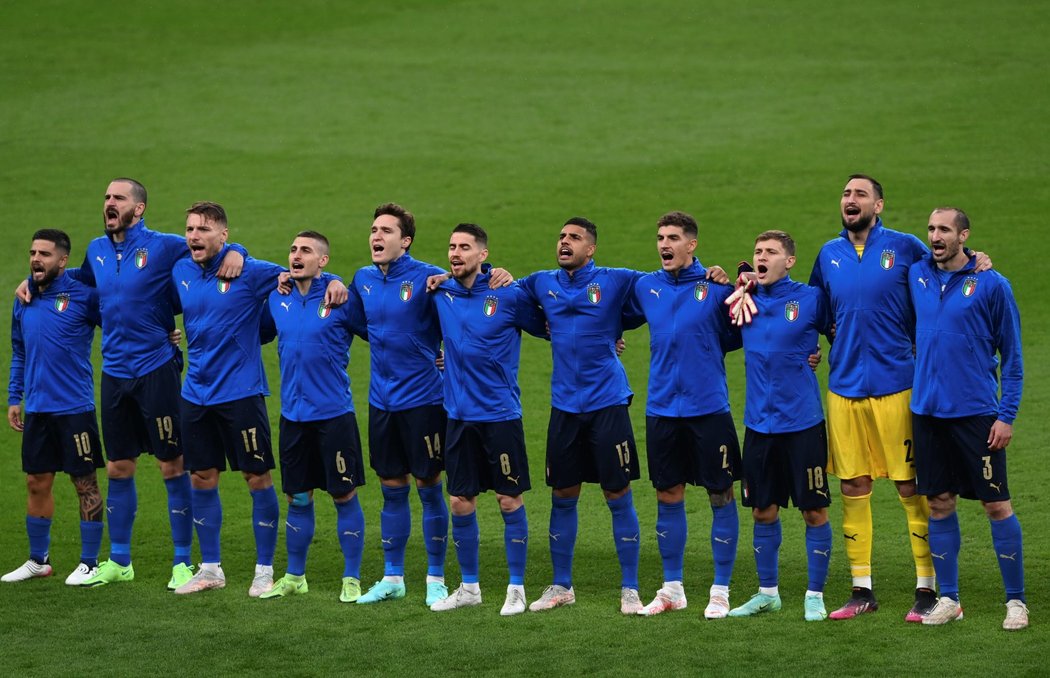 Italové zpívají hymnu během úvodního ceremoniálu finále EURO 2021