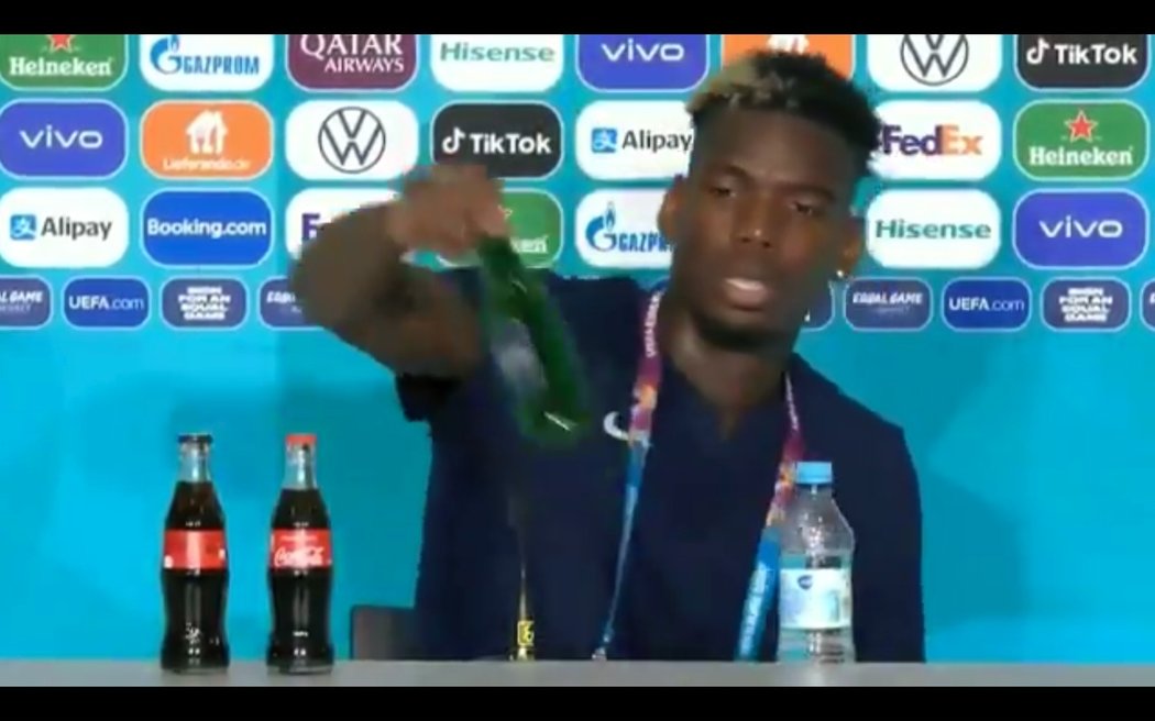 Paul Pogba si nechal colu, odsunul ale pryč pivo