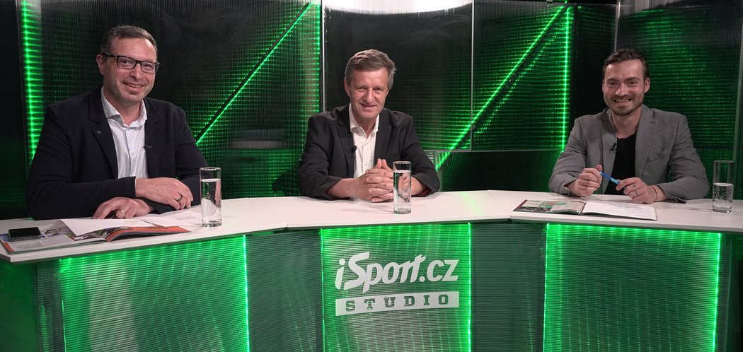 Trenér Josef Csaplár ve studiu iSport.cz s expertem Sportu Janem Podroužkem a moderátorem Adamem Nenadálem