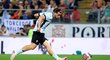 Jota Silva se opírá do míče v přípravném utkání Portugalska