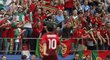 Portugalec Bernardo Silva si vychutnává s fanoušky radost z vítězství nad Německem v semifinále EURO "21". Portugalci deklasovali silného soupeře v poměru 5:0.