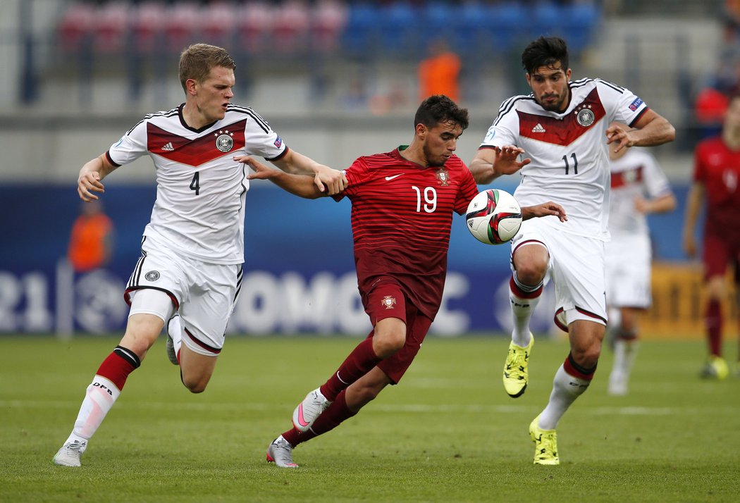 Portugalec Ricardo Horta proniká mezi dvojicí německých soupeřů v semifinále EURO &#34;21&#34; v Olomouci. Portugalsko vyhrálo vysoko 5:0.